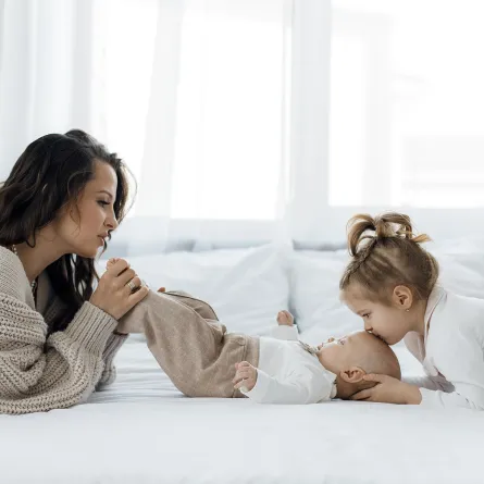 صورة لأم مع أطفالها