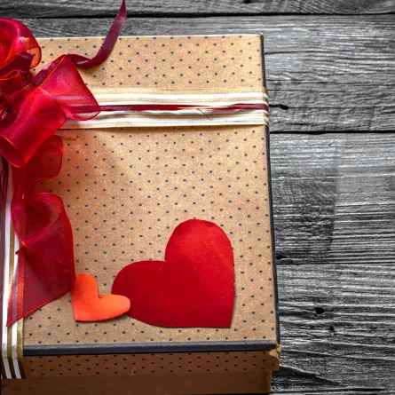 رؤيا تلقي هدية في المنام - مصدر الصورة: Freepik by pvproductions