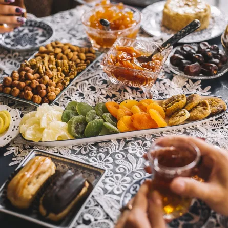 رؤيا إفطار الصائم على موائد الرحمن في المنام -مصدر الصورة: Freepik by stockking