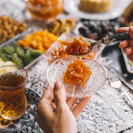 رؤيا الإفطار قبل الأذان في المنام - مصدر الصورة: Freepik by stockking