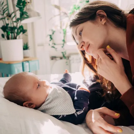 صورة أم مع مولودها