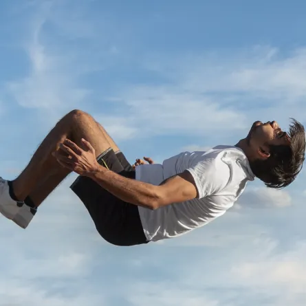 حلم السقوط من مكان مرتفع -الصورة تعبيرية من  Freepik 