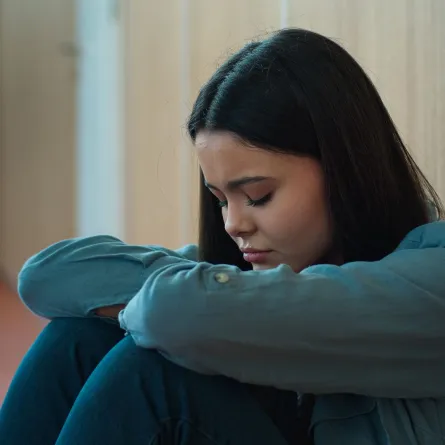 صورة مراهقة تمر بضغوط نفسية