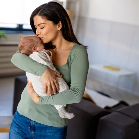 صورة أم تحمل المولود