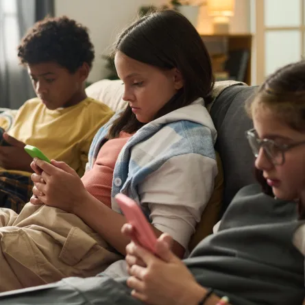 كيف نحقق التوازن بين وسائل التواصل الاجتماعي ونمو عقول أطفالنا؟ 