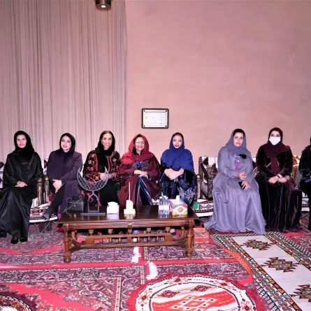 الأميرة مشاعل بنت محمد آل سعود تتوسط نخبة من حضور الأمسية من مجالات مختلفة 