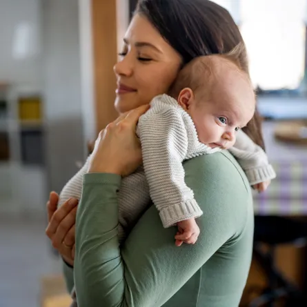 صورة أم تحمل رضيعها