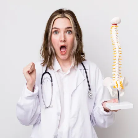 هشاشة العظام تؤثر على العمود الفقري- المصدر freepik