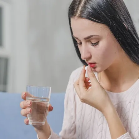 صورة لحامل تتناول الفيتامين