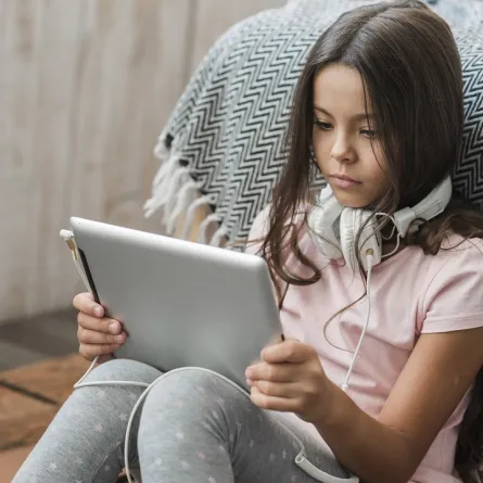 صورة لمراهقة منجذبة للإنترنت