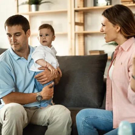 صورة لخلاف زوجي والرضيع وسطهما