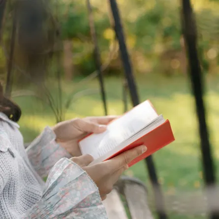 فتاة تقرأ أحد الأعمال الأدبية الخالدة