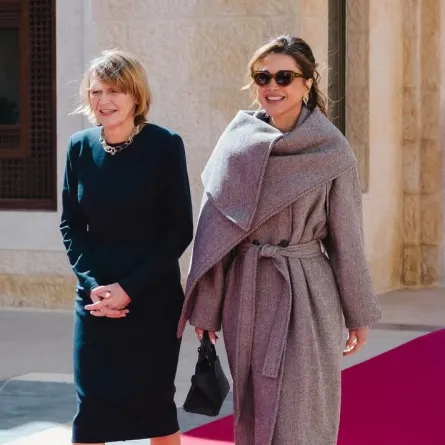 الملكة رانيا العبد الله زوجة ملك الأردن عبد الله الثاني بن الحسين مع زوجة الرئيس الألماني  Elke Büdenbender - الصورة من دار فيراغامو