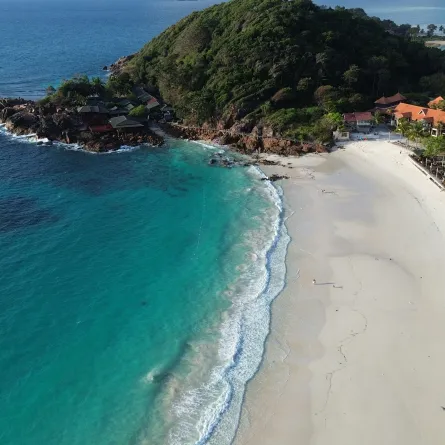 لقطة لأحد شواطئ جزيرة ريدانج