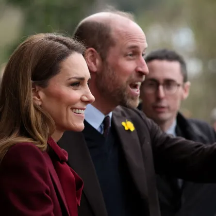 الأمير ويليام وكاثرين في بلدة نيوتون، ريف بوويز، وسط ويلز (Prince William and Catherine in the town of Newtown, rural Powys, central Wales). مصدر الصورة: Phil Noble / POOL / AFP