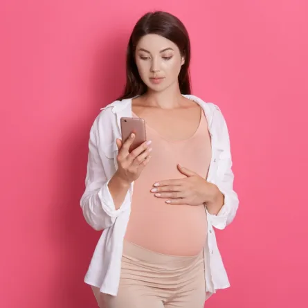 صورة لحامل تتكلم في الجوال