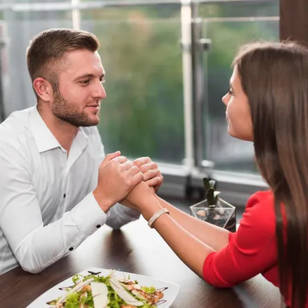 زوجان شابان يتبادلان وعود المحبة والثقة معا