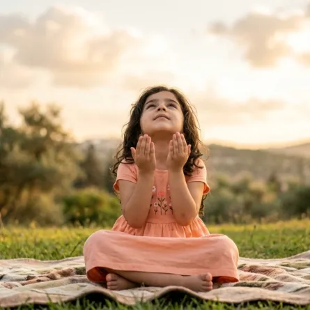 صورة طفلة تدعو ببراءة