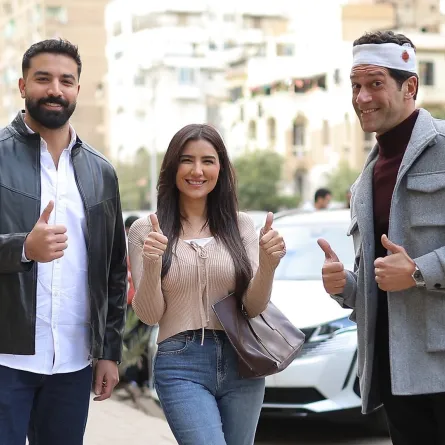 مي عمر تتوسط حازم ايهاب واحمد مجدي في كواليس الست موناليزا