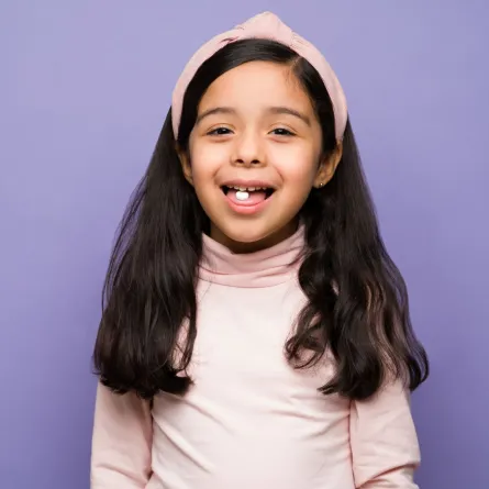 صورة تعبر عن طفلة تحصل على جرعة فيتامين