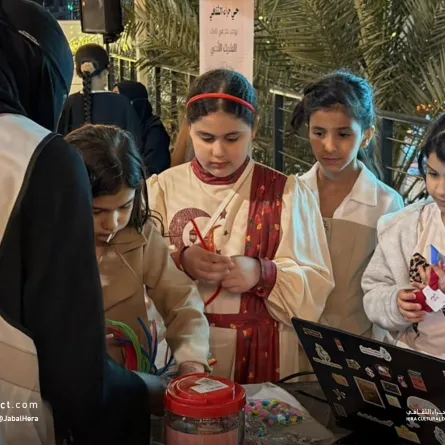 الأطفال يشاركون بفعالية الحكواتي. الصورة من حساب حي حراء الثقافي على منصة x