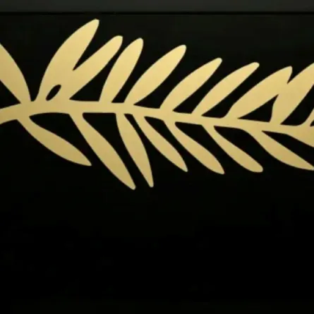 شعار مهرجان كان في سينما UGC Montparnasse في باريس (festival logo at the UGC Montparnasse cinema in Paris). مصدر الصورة: Bertrand GUAY / AFP