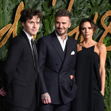 ديفيد وفيكتوريا وبروكلين بيكهام David, Victoria and Brooklyn Beckham من حفل جوائز الموضة 2018 - مصدر الصورة: Karwai Tang/WireImage