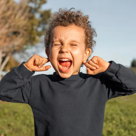 صورة لطفل صغيرغاضب يصرخ