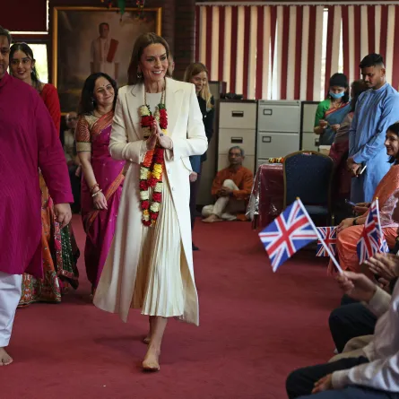 بالفيديو كيت ميدلتون تشارك في رقصة بوليوود حافية القدمين وتكشف: أطفالي يحبون الرقص