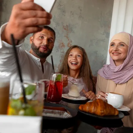 صورة لعائلة تستمتع بشهر رمضان