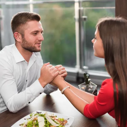 زوجان يتحدثان بمودة في أحد أيام شهر رمضان 