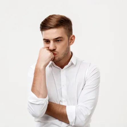 يميل الشباب إلى إخفاء الألم- المصدر freepik