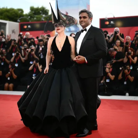 ليدي غاغا Lady Gaga ومايكل بولانسكي Michael Polansky في مهرجان فينيسيا السينمائي 2024. مصدر الصورة: Marco BERTORELLO / AFP