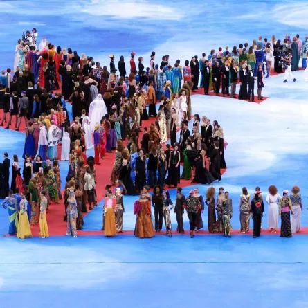 مشهد استعراضي مع لوغو إيف سان لوران Yves Saint-Laurent، قبيل نهائي بطولة العالم لكرة القدم في باريس، عام 1998، ما بين منتخبَي البرازيل وفرنسا (Thomas Coex/AFP via Getty Images).