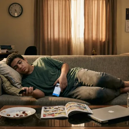 صورة مراهق يبدو كسولا