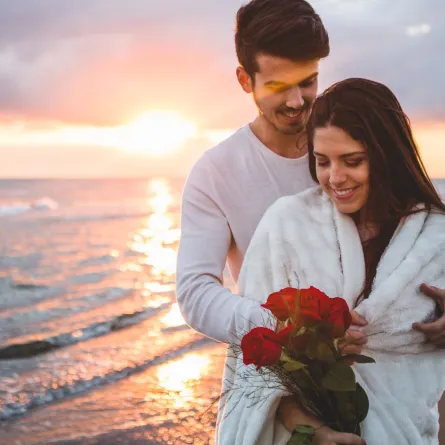 زوج أهدى زوجته باقة ورد حمراء في يوم الأم 