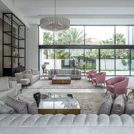 غرفة جلوس مودرن مشرقة