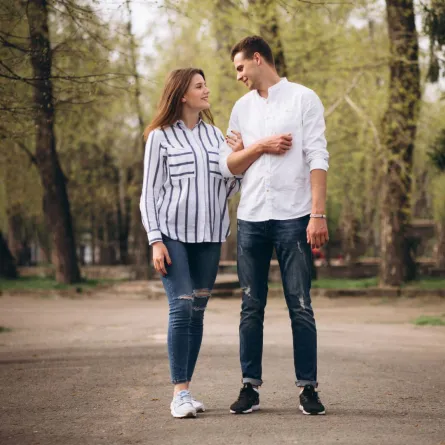 زوجان يمارسان معاً هواية المشي 