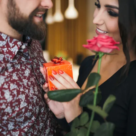 زوج يهدي زوجته هدية مميزة وزهرة جميلة