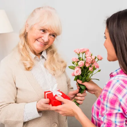 زوجة الابن تهدي حماتها هدية مميزة في يوم الأم