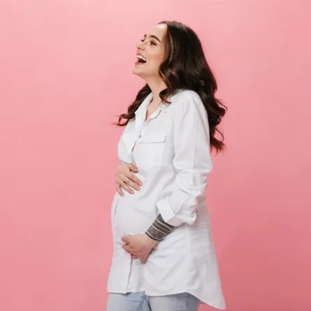 صورة لحامل في شهورها الأولى