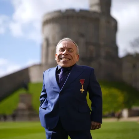 وارويك ديفيس عقب تكريمه في قلعة وندسور  (Photo by Jordan Pettitt / POOL / AFP)