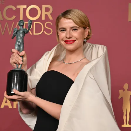 جيسي باكلي Jessie Buckley بعد فوزها بجائزة أفضل ممثلة في حفل جوائز نقابة ممثلي الشاشة 2026 - مصدر الصورة : Frederic J. Brown / AFP