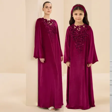 عبايات للأم والابنة من أناتومي-  الصورة من العلامة