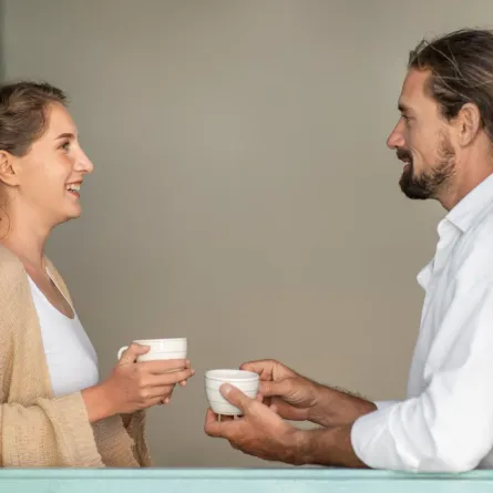 زوجان يتناولان فنجانان من الشاي ويتحدثان بهدوء عن حياتهما الزوجية