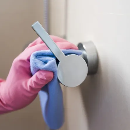 تلميع مقبض الباب