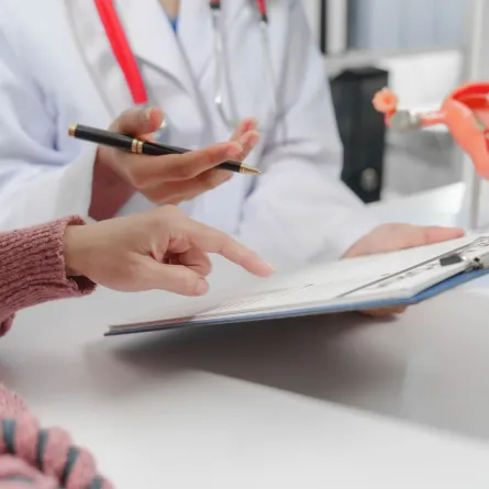 صورة طبيبة تشرح