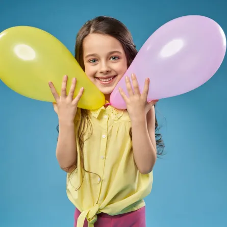 صورة تعبر عن طفلة تحتفل بالعيد