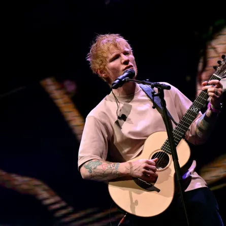 إد شيران في بوسطن، ماساتشوستس ( Ed Sheeran in Boston, Massachusetts). مصدر الصورة: Paras Griffin/Getty Images for for iHeartRadio/AFP