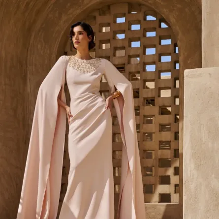 الفستان الكاب من إليزابيتا فرانكي Elisabetta Franchi- الصورة من العلاقات العامة